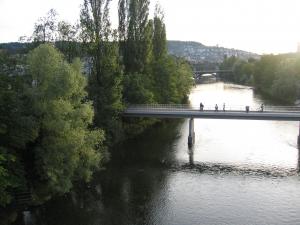Brücke über Limmat auf welcher Leute flanieren
